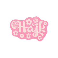Märke sommarhajk i rosa med scoutsymbol och blommor runt texten Hajk