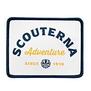 Rektangulärt märke med blå langetterad kant och vit bakgrund med texten Scouterna Adventure Since 1910 och scoutsymbolen på